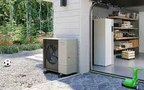 Pompe à chaleur air-eau installée en extérieur avec ballon tampon intérieur