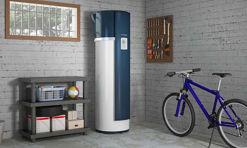 Ballon thermodynamique Thermor installé dans un garage